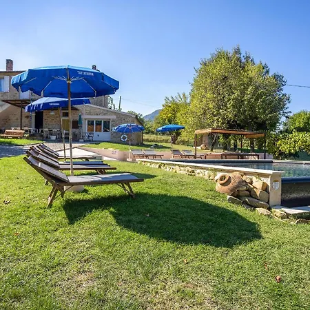 Amazing In With Outdoor Swimming Pool Vakantiehuis *